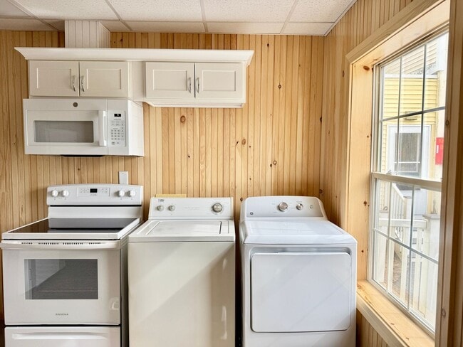 Building Photo - Well maintained inside and out