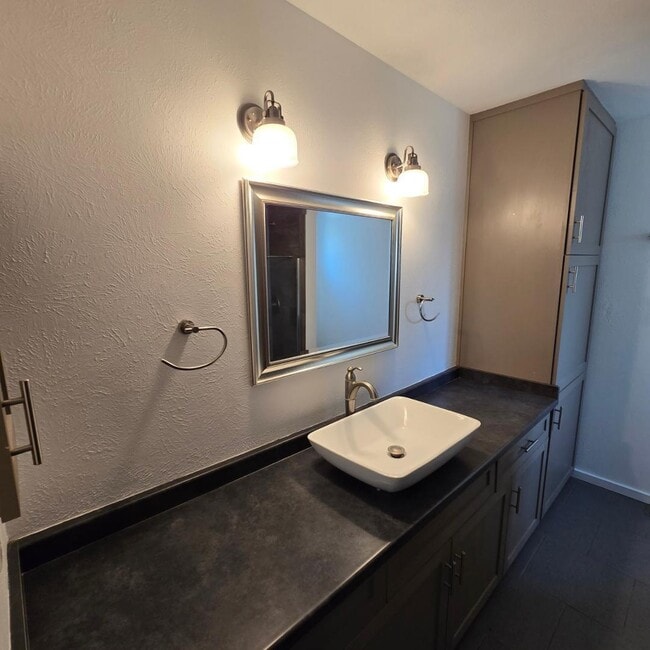 Building Photo - 1048 Monte Largo Dr NE