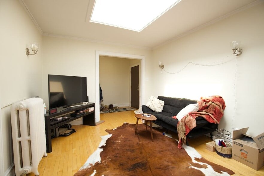 Building Photo - 733 Elm