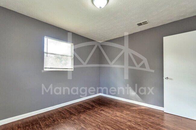 Building Photo - 1130 W 21st St