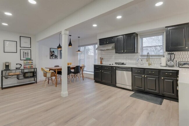 Building Photo - 6048 Holiday Ln