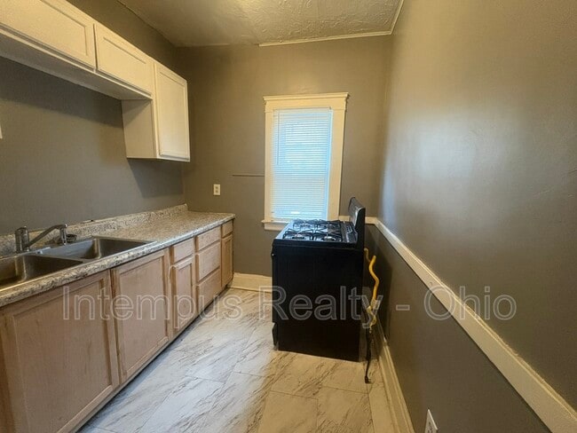 Building Photo - 632 E 101st St