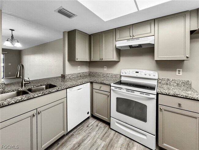 Building Photo - 4530 SW 10th Ave