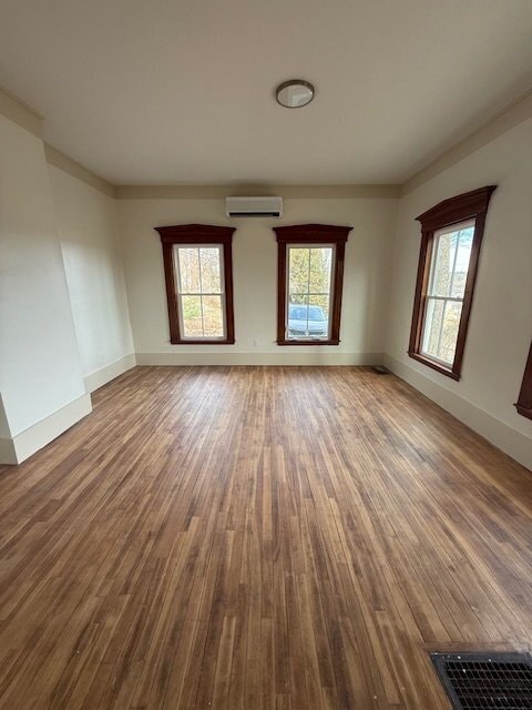 Building Photo - Walk to Downtown Norway from This Bright, Beautifully Renovated First-Floor Apartment