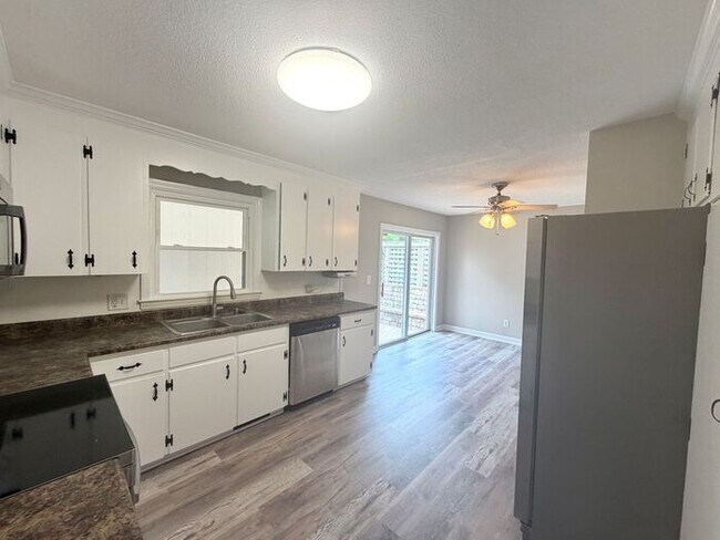 Building Photo - Central Wilmington, popular school districts,2 car garage/RV/Boat parking 3/4 bedroom/fenched/Liv...