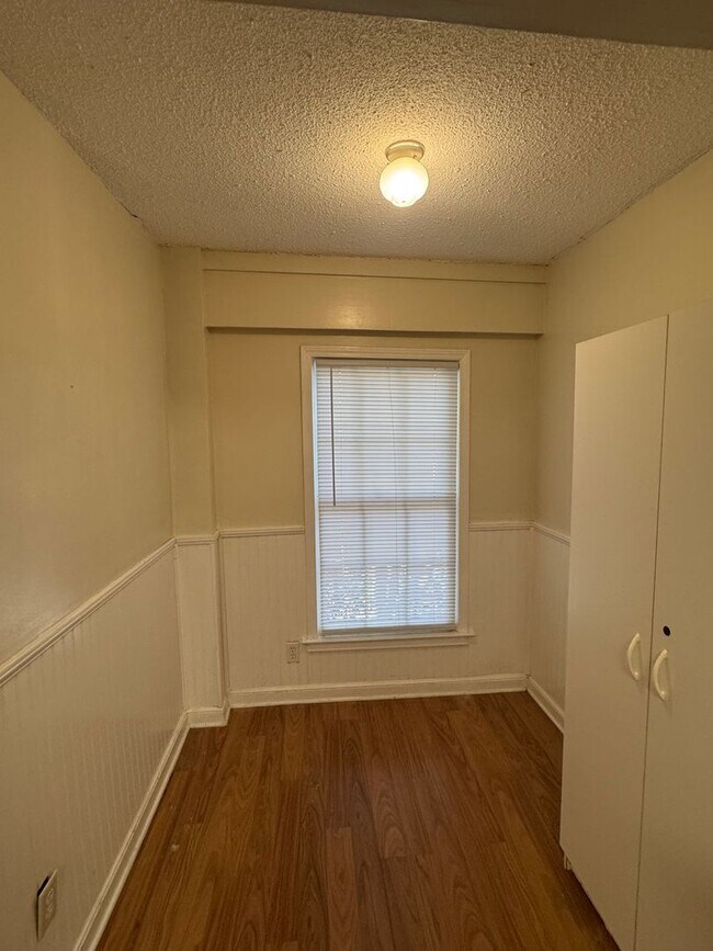 Building Photo - Large Cloverdale Apartment