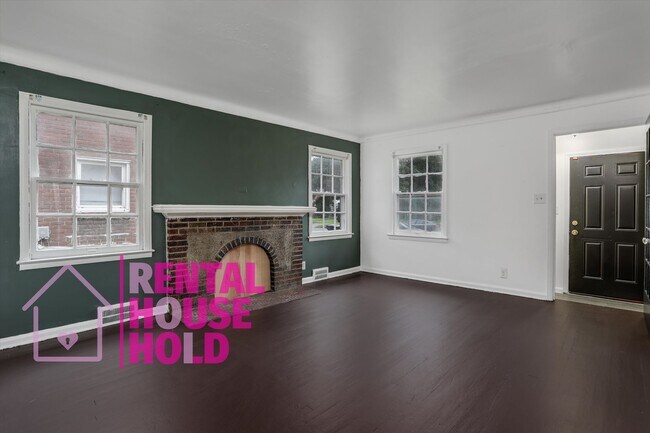 Building Photo - ~ 3 BEDROOM 1 BATH BUNGALOW FREE PRE-SCREEN