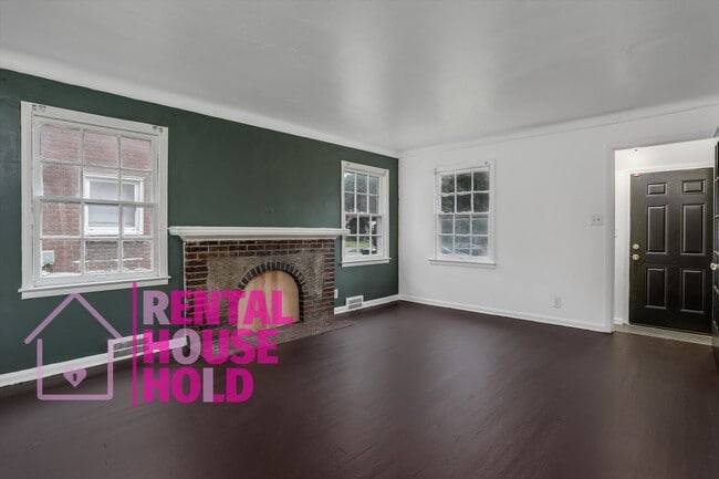 Building Photo - Summer Special~ 3 BEDROOM 1 BATH BUNGALOW ...