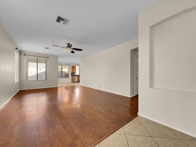 Building Photo - 261 N Nash Way