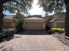 Building Photo - Great townhouse -  available now!
