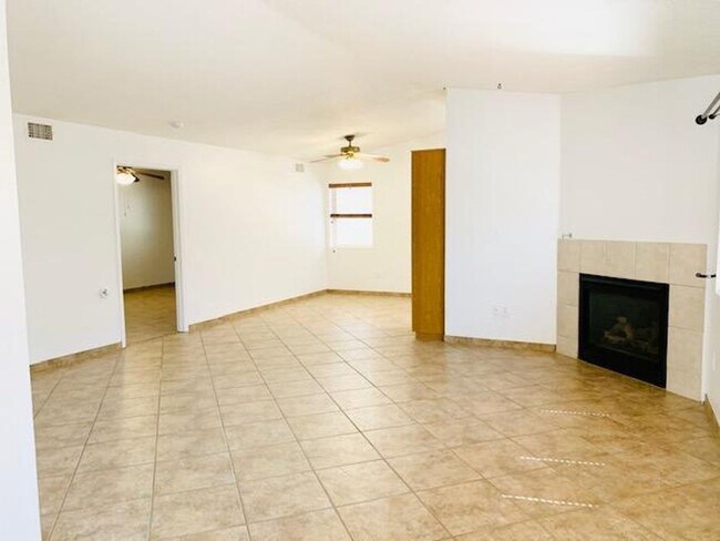 Building Photo - Lovely 1460/sf 3 Bedroom  2 Bath  2/CG TH