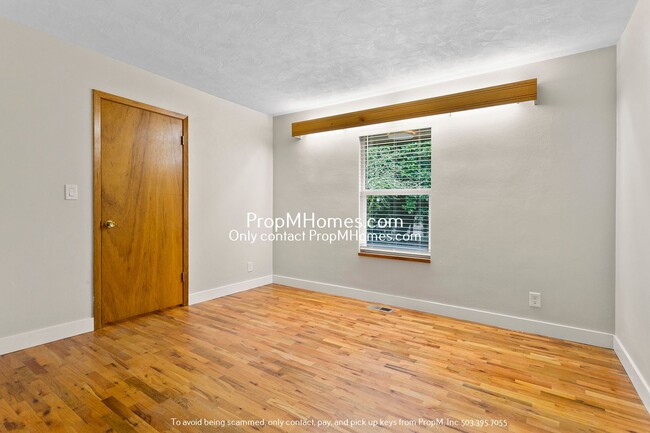 Building Photo - Stunning 3-Bedroom Mid-Century Modern Home...