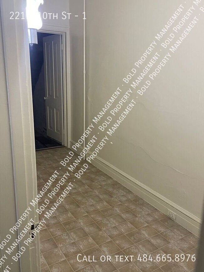 Building Photo - 221 S 10th St