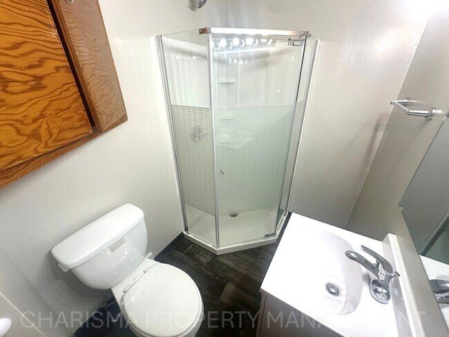 Building Photo - Spacious 2 Bedroom, 1.5 Bath Home, Newly U...