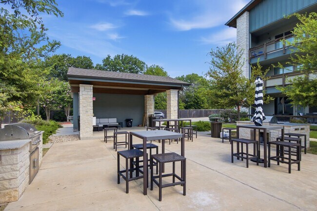 Building Photo - Beautiful 2 bedroom, 2 bathroom home in Gated Sunset Valley Community!!!