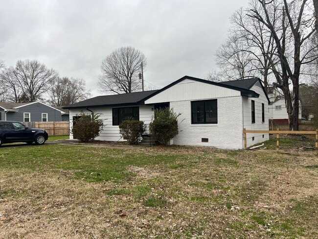 Building Photo - 1027 Floyd Dr