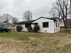 Building Photo - Newly renovated 3bed 1bath for rent!