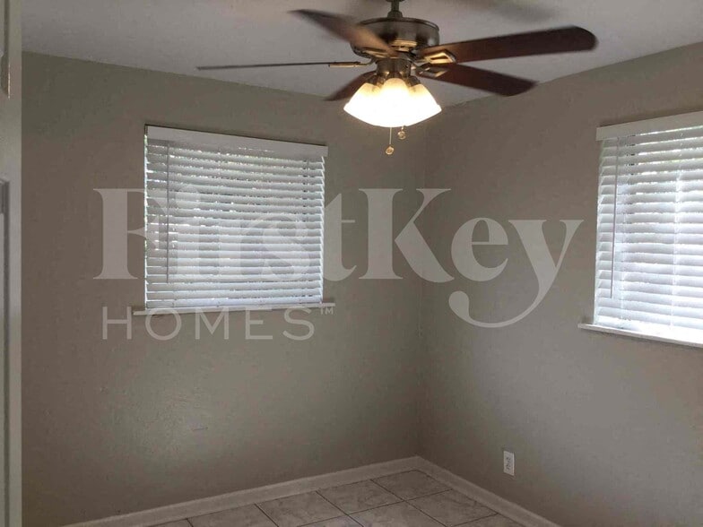 Building Photo - 3549 SW 16th St