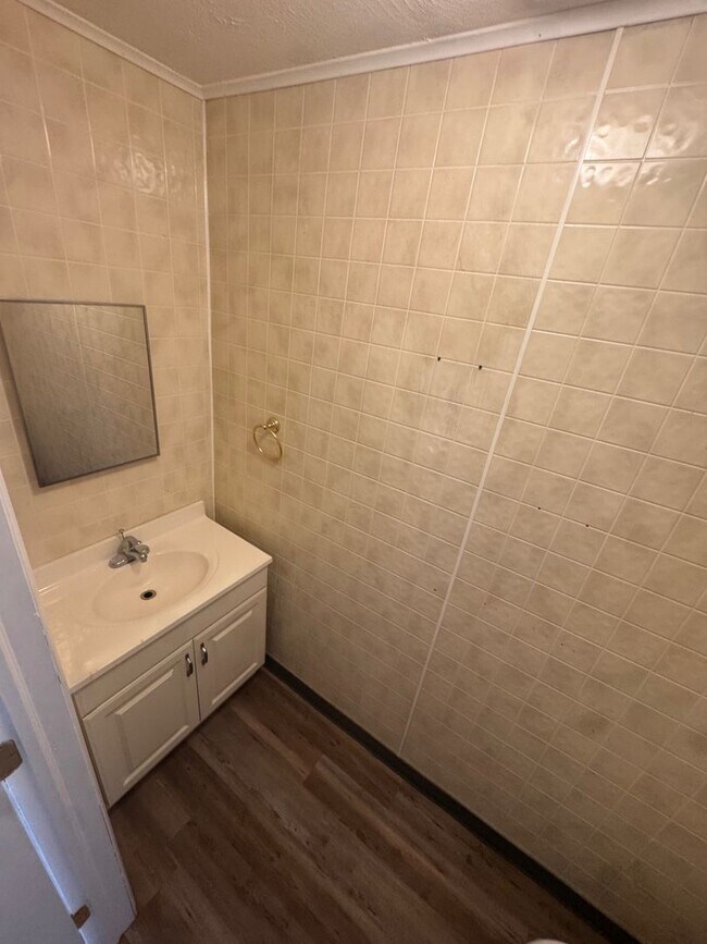 Building Photo - Well-Maintained 3-Bedroom Single-Family Home – $1,450 Rent | Cleveland