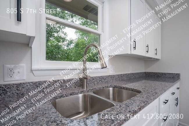 Building Photo - 805 S 7th St