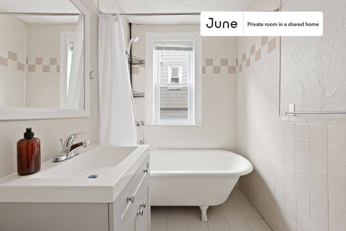 Building Photo - Room in Shared 3 bed/1 bath home