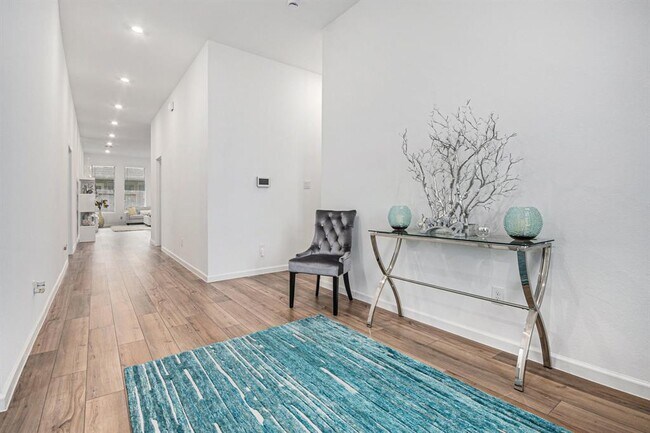 Building Photo - 705 Western Fern