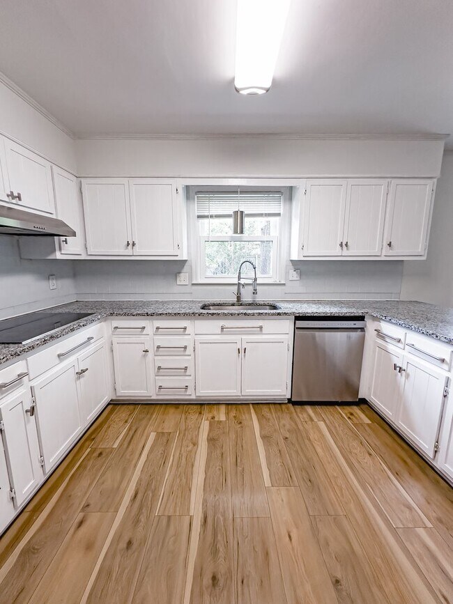 Building Photo - Lovely Home! Lots Of Space!