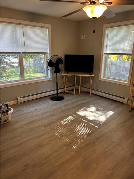 Building Photo - 8 Deluca St