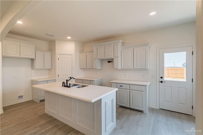 Building Photo - 405 Rio Red St