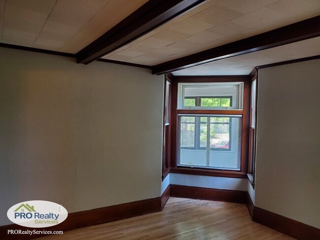 Building Photo - Charming 4 Bedroom Home