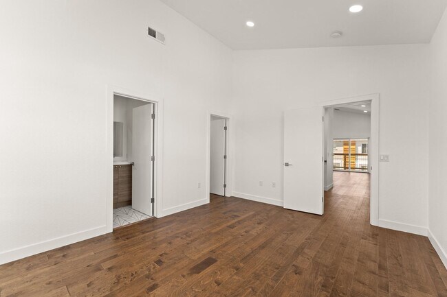 Building Photo - MidTown Gem - Fully Renovated W Large Rooms