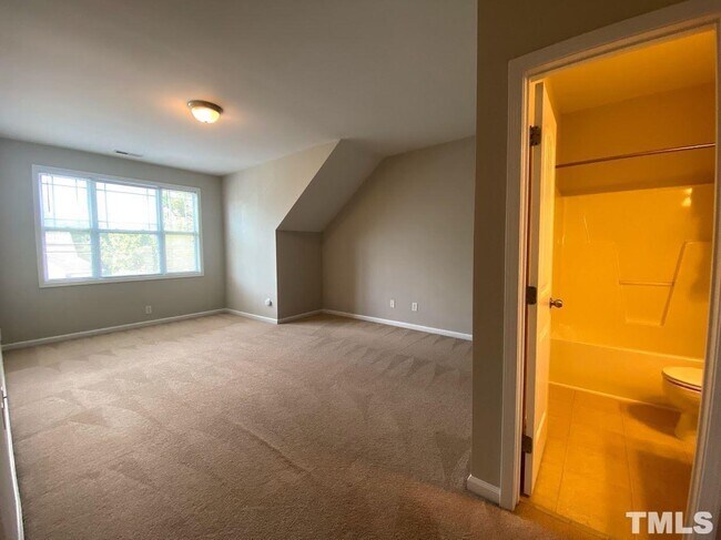 Building Photo - 3 Bedroom 3.5 Bath Townhome close to NCSU