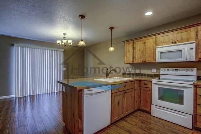 Building Photo - 3 Bedroom 2.5 Bathroom Custom Craftsman w/...