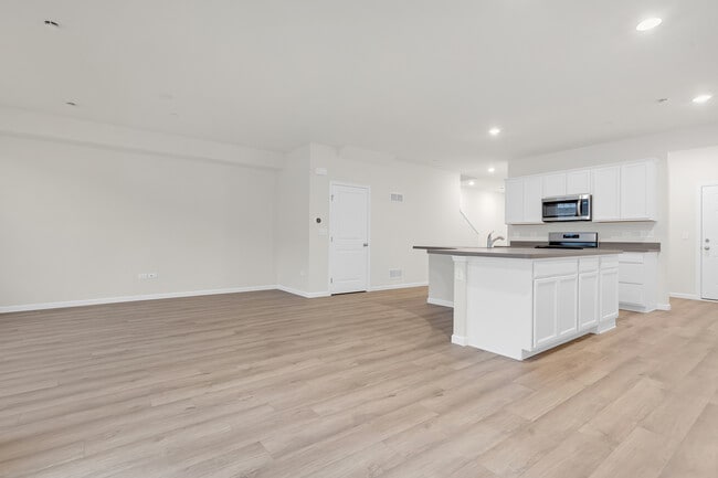 Building Photo - 5913 Hawkweed Dr