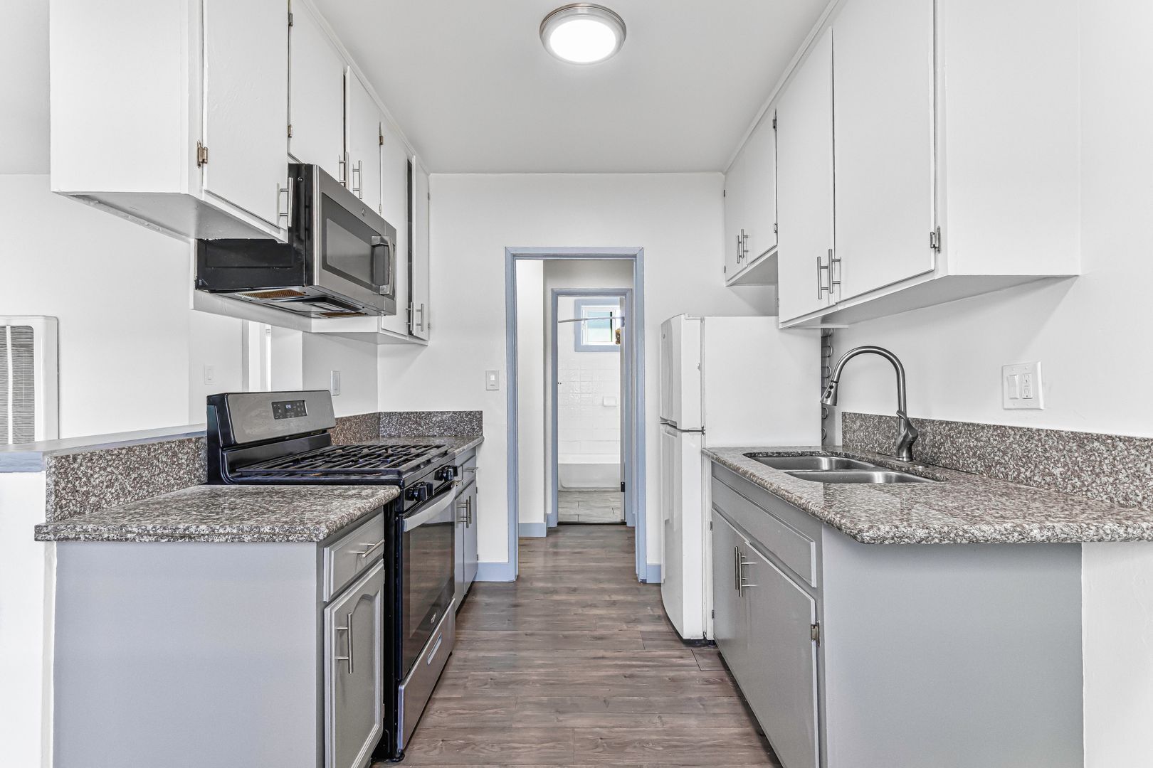 Building Photo - 210 E 29th St