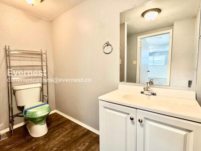 Building Photo - 3 Bed, 2 Bath with Fenced Yard / Pet-Friendly / Available Now!