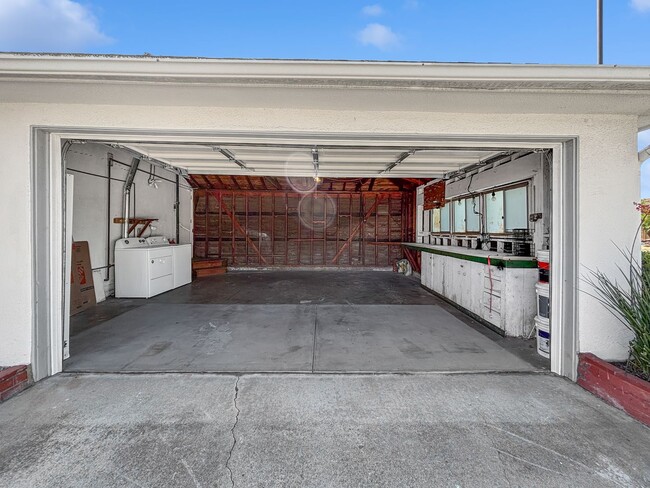 Building Photo - Beautifully Upgraded 2B/2BA House W/ 2-Car...
