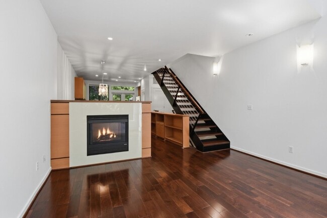Building Photo - 2Bd/1.75Ba Bellevue Townhome