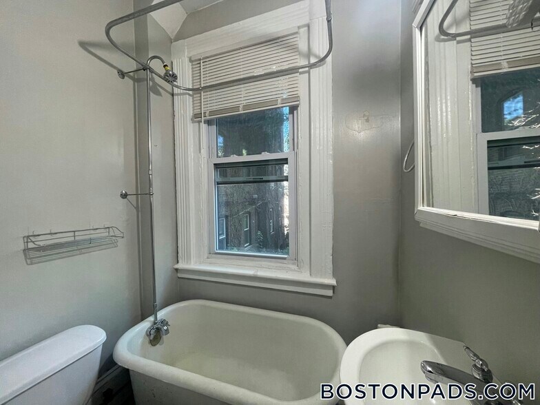 Building Photo - 3 Champney Pl