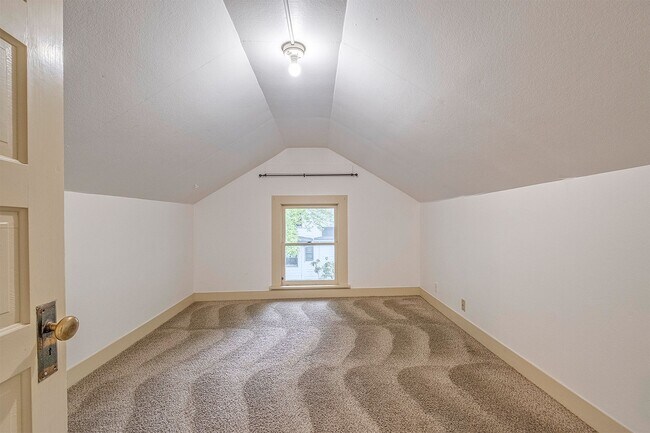 Building Photo - Charming bungalow
