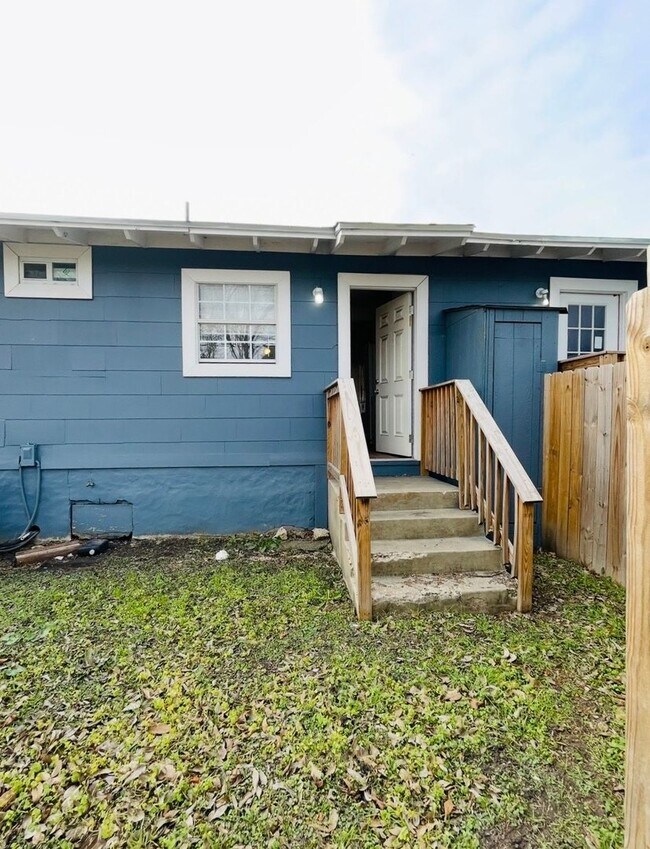 Building Photo - Cincinnati Ave