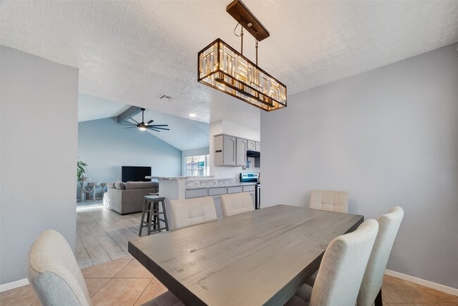 Building Photo - 2410 Colonial Ridge Dr