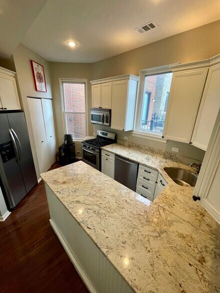 Building Photo - 916 W Wisconsin St