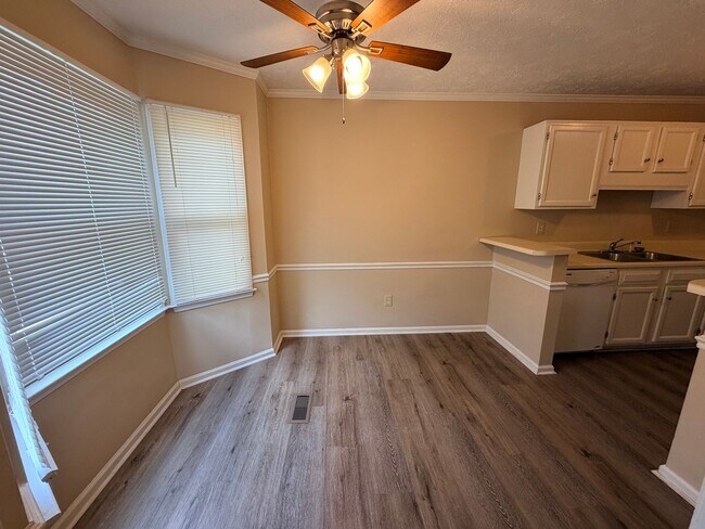 Building Photo - Charming Townhouse in East Cobb!
