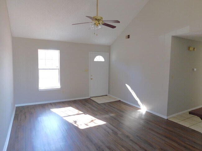 Building Photo - 5820 Briarwood - Ready for move in!!