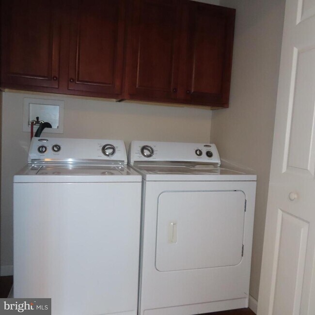 Building Photo - 2325 Majestic Ct