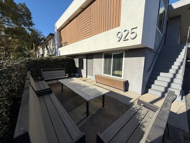 Building Photo - 925 W 30th St