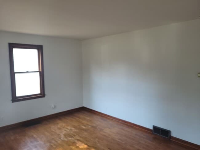 Building Photo - 2-Bedroom/1-Bath, Great Neighborhood