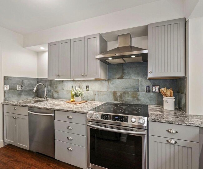 Building Photo - Cute 2 bed + 2 Bath SF House with 1 car ga...