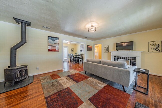 Building Photo - Charming 3BR/2BA Retreat: 2 Mi to the Forth Worth Stockyards